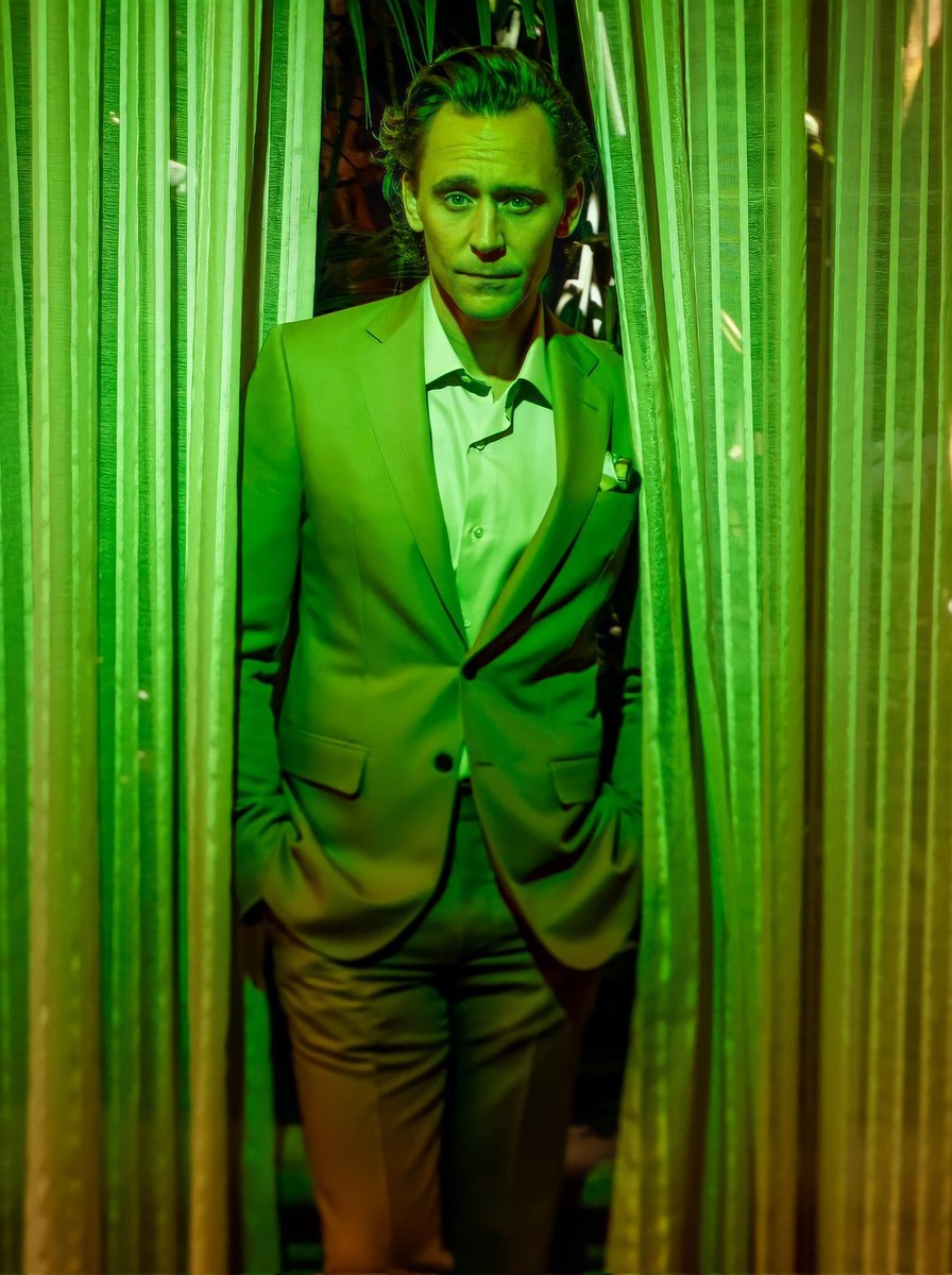 RoseBarnes94's tweet photo. WE DO BE DECEASED AFTER THIS 😵DEAR GOD TOM HIDDLESTON 💚 https://t.co/vZf1I4HEfo