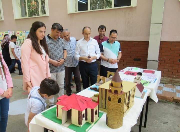 <a href="/AtakoyVe/">Atâköy şehit selim akan ilkokulu ve ortaokulu</a> 'de Görsel Sanatlar Sergi Açılışı gerçekleştirildi. Şube Müdürümüz Sn. <a href="/halilkanat/">Halil KANAT</a> ve İlçe Milli Eğitim Müdürlügümüz personellerinin katılımıyla gerçekleşen programda Çarşamba Belediyesi'nin hazırladığı "Okulumda Şenlik Var" etkinlikleriyle++