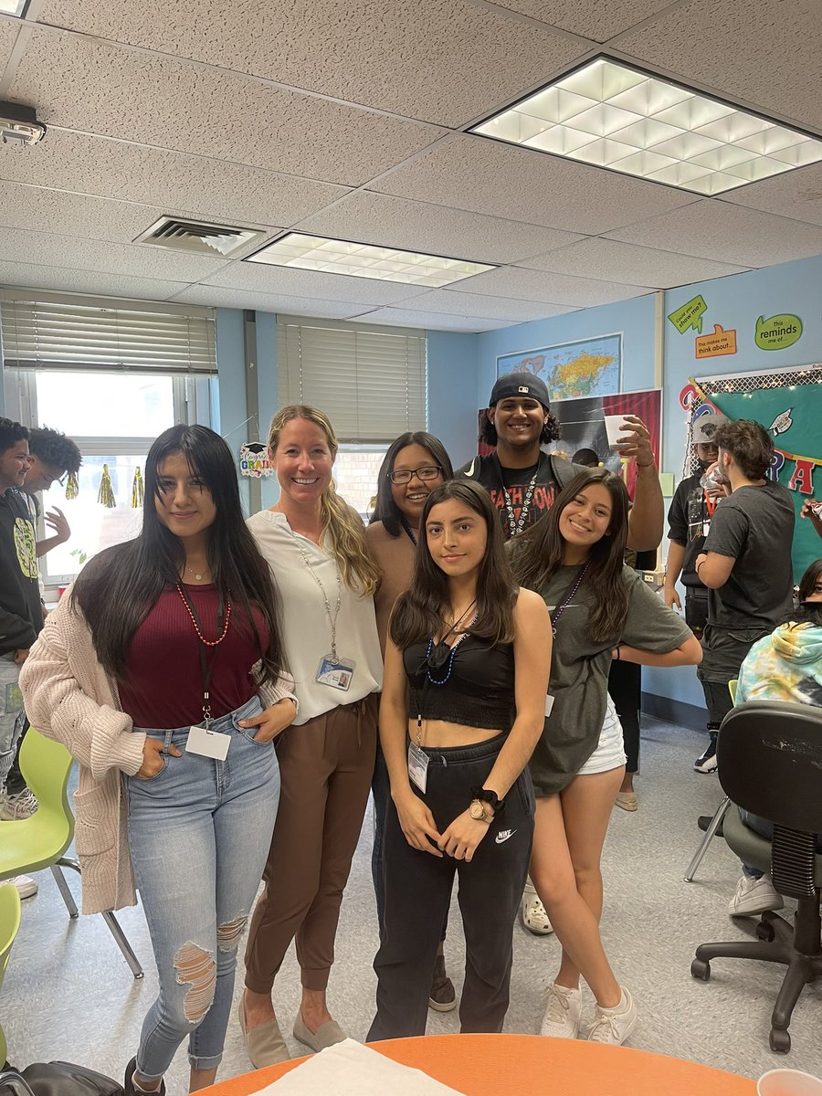 Last day of classes for these graduating seniors🎓❤️🎉@drdavidsrose1 @TeachMitch