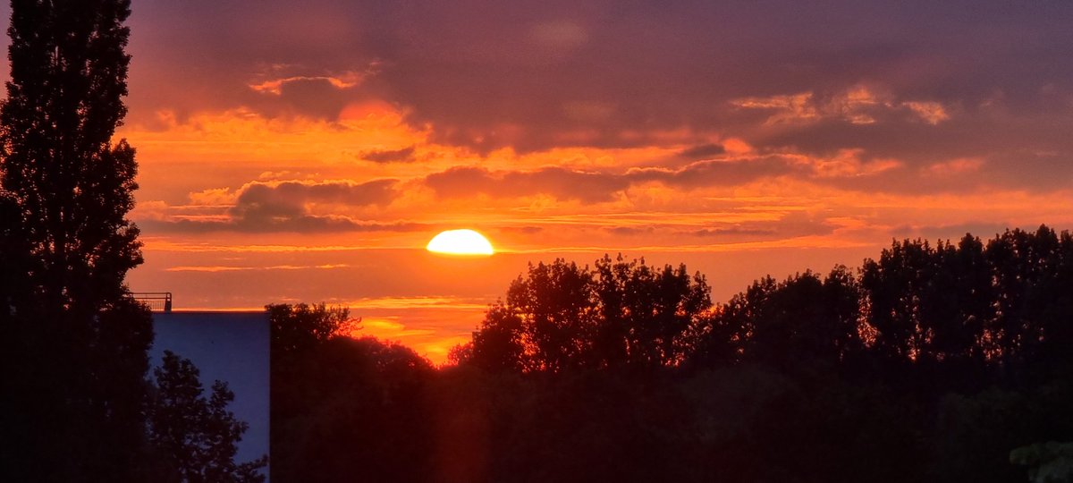 mr0jake's tweet photo. Good evening lovely people @allaboutdasha_ @YoungKaz031 @mamakaz01 @MrKrazyMic @London_Grey777 @PaintballKitty #POOKIEPARTNERS #MakingTheBestOfTheSituation #sunset #sunsetphotography #SunsetTuesday #sunsetparadise https://t.co/YoPFd4FO1Y
