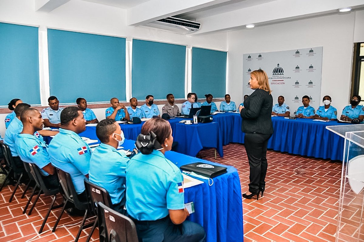 INTRANT_RD's tweet photo. 📚🚗 ¡Continuamos llevando el mensaje de conducción segura en las vías!
🙌A través de nuestra Escuela Nacional de Educación Vial (#Enevial), dimos inicio al taller "Educación y Formación Vial para Policías Escolares de República Dominicana".
#INTRANT. https://t.co/4Jfnt9VsHx