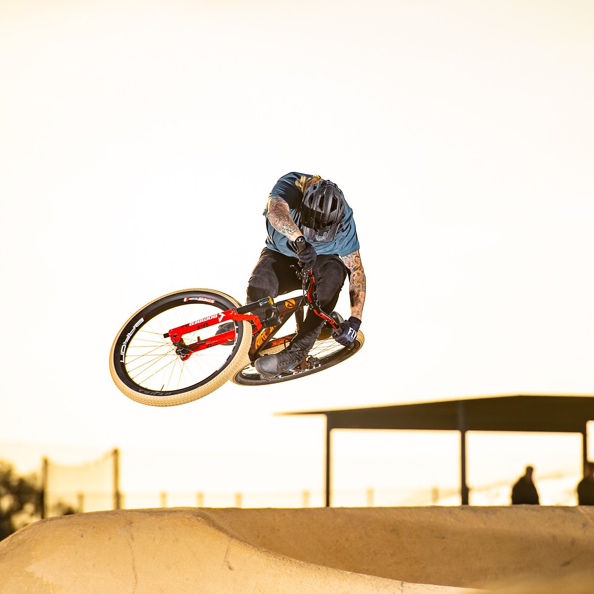 FlyRacingBike's tweet image. #tabletop #tuesday in the Freestone Ripa Helmet
               
Click the link in our bio to learn more! 
#FLYRacingBike #FLYRacing #FLYRacingFamily #FLYRacing2022 #Bike #ride #bikelife #bmxrace