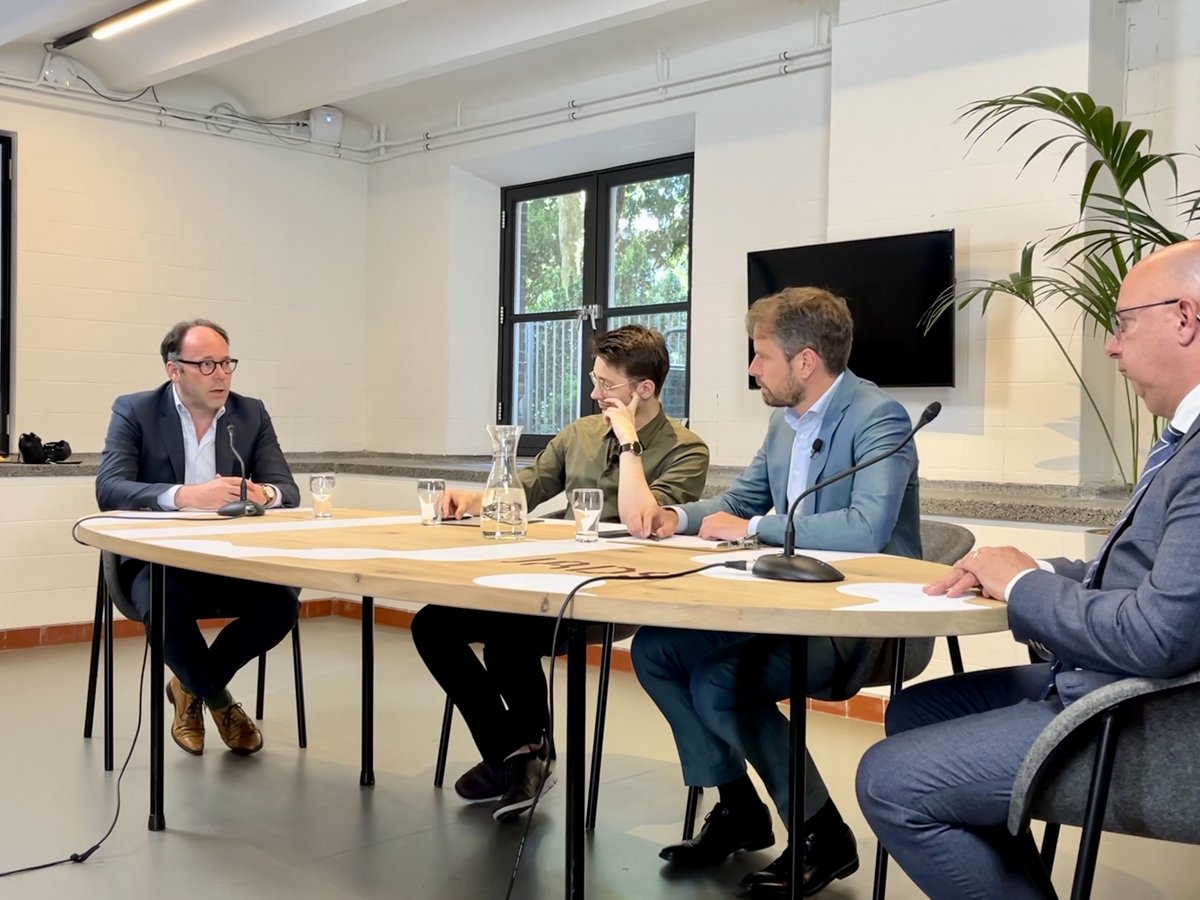 Felicitaties aan <a href="/jadatascience/">JADS</a> met hun eerste lustrum! Dé data-universiteit van Nederland, in hartje Den Bosch, bestaat vijf jaar. De provincie <a href="/Brabant/">Provincie Noord-Brabant</a> is een trotse founding partner en werkt samen richting een datagedreven toekomst #InBrabant!
