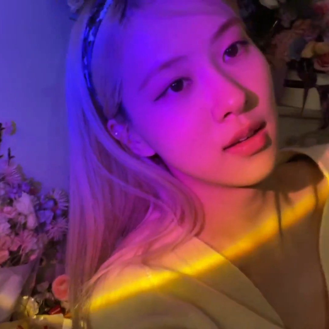 hourly rosé tweet media