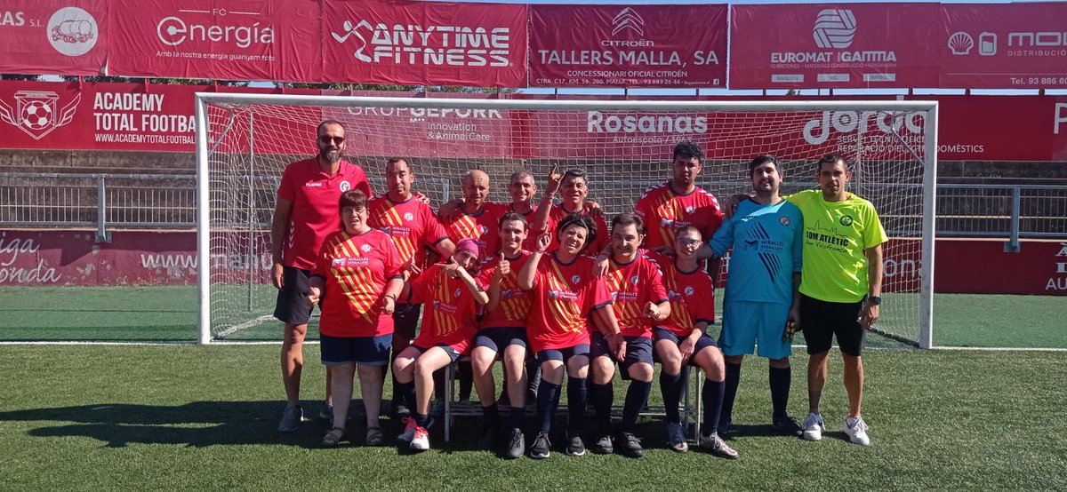 masalborna's tweet photo. 🔈#Signem un #conveni de #col·laboració amb la Fundació @AtleticVila 👉El nostre #equip de ⚽ #futbol pot fer ús dels espais i equipaments de les instal·lacions.
Cada divendres sortim al camp a entrenar i #construïm #sinergies amb el #territori🏃
🥳Visca l’equip de Mas Albornà. https://t.co/bGq1RJRoZJ