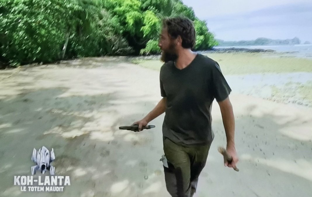 Milladu21's tweet photo. Jean-Charles il a gagné aucune épreuve Il a fait aucune stratégie et ils gagnent l'orientation en 36 minutes c'est vraiment un génie il a tué le jeu #KohLantaLeTotemMaudit #KohLanta https://t.co/s44qVPfBlQ