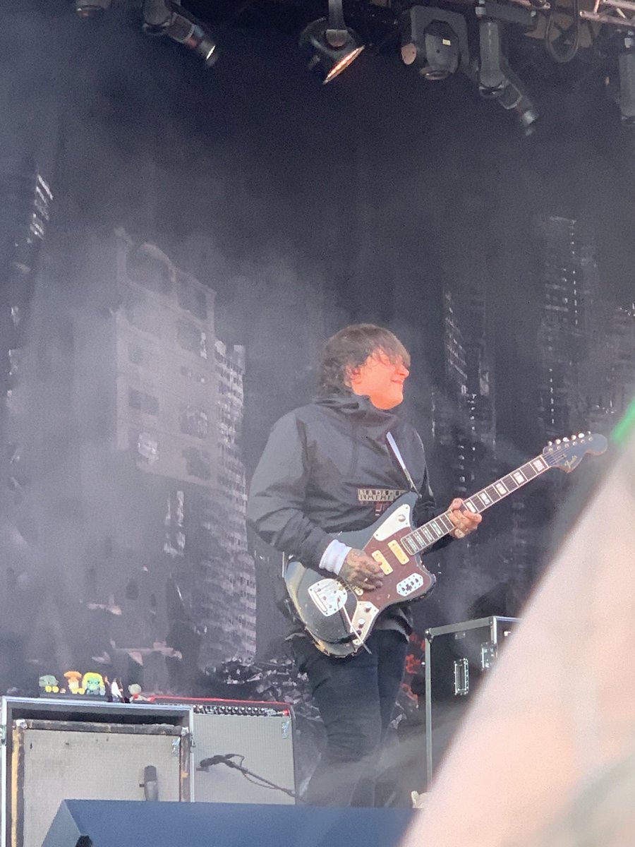 xxoxocandii's tweet photo. CUTE #mcrstockholm https://t.co/TtVsMfTKfi