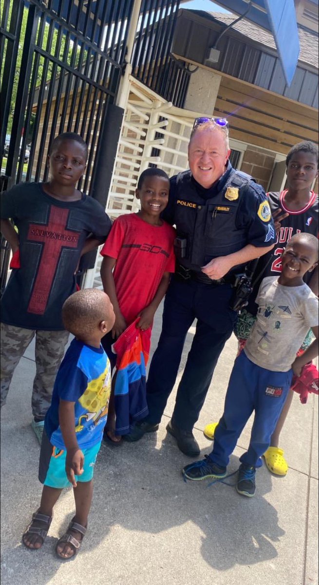 DMPolice's tweet photo. These kids and their chaperone came up a little short on $ to get in at a City pool. Our Sgt was able to catch up to them before they left and give them the boost they needed, plus a little extra for snacks! We’re ALL IN! #dmpdalwaysserving #copsandkids https://t.co/Q5R8dtcIWs