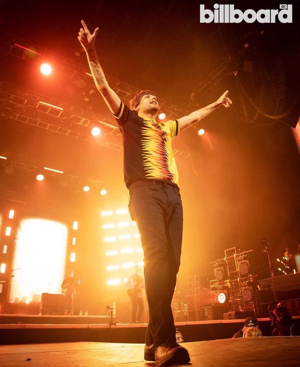 LouisWTMedia's tweet photo. #IG | Armand Basi via IG!
“@Louis_Tomlinson wears the Raoul Polo Shirt with flames Intarsia on stage.
The flame Intarsia is one of Armand Basi ́s iconic designs 🔥
#ArmandBasi #Project01” https://t.co/9Y3MJjQwQz