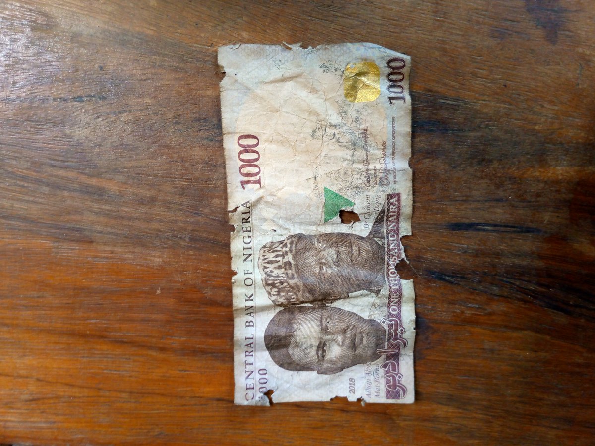 Thomfranxes's tweet photo. @ZenithBank why did your ATM machine have this kind of money? And how do I go about changing it? https://t.co/j3R91ruFfi