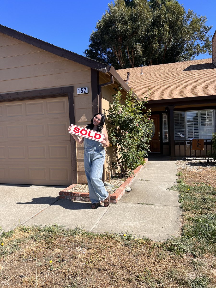 ambereezyy's tweet photo. I BOUGHT A HOUSE AT 21 YEARS OLD https://t.co/Pc10aN8VHT