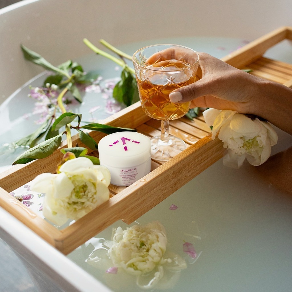 AlchimieForever's tweet photo. It's International Bath Day, so you know what to do! Don't forget the bubble bath, our Gentle Refining Scrub, and our Kantic Brightening Moisture Mask. 🛀🏻
#AlchimieForever
_
#Beauty #Health #CleanIngredients #SkinCare #DrySkin #Hydration #Nouris… https://t.co/xMzvo6OiHK https://t.co/pY9CXwZaNW