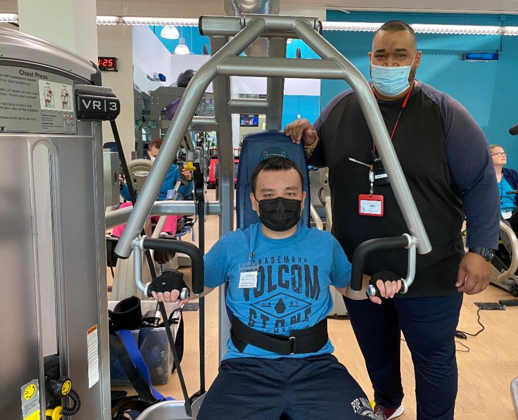 Chad is determined to get stronger. With help from Llady, plus Occupational Therapy and Physical Therapy professionals. Chad works on his mobility and strength at Reimagine's Rogers Severson Fitness Center with support from staff fitness pro LLady Perez.✨💚