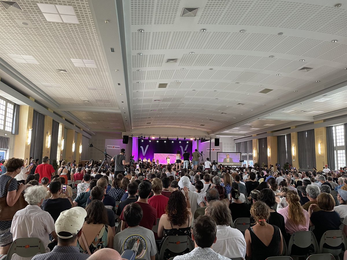 ✌️✌️ Ce soir au meeting de la #NUPES à #Toulouse pour soutenir nos 10 candidats, tous qualifiés pour le second tour !

Foule d’applaudissements pour <a href="/FabienJouve2022/">Fabien Jouvé 2022</a>, candidat sur la #circo3106 pour <a href="/NUPES_2022_/">Nouvelle Union Populaire Écologique et Sociale ✌️</a> 
#legislatives2022 #VcommeVictoire #MelenchonToulouse