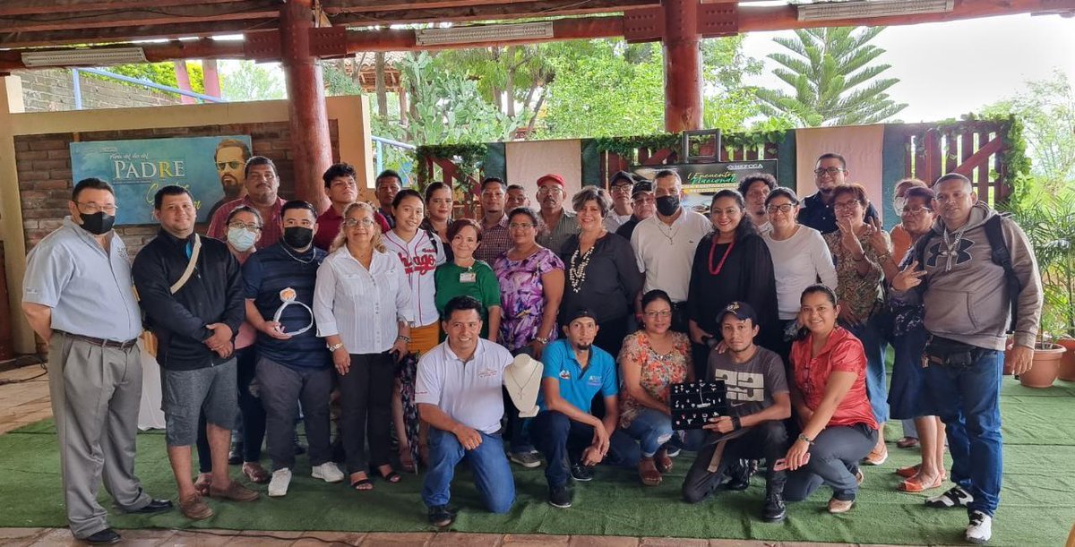 alma_commema's tweet photo. Este #14Junio 15 #Comerciantes del sector Joyería y Orfebrería de los #MercadosMunicipales participaron en el Encuentro Nacional con protagonistas del sector de Orfebrería, organizado por el @MEFCCANic
#COMMEMA https://t.co/2oDgngkdsQ