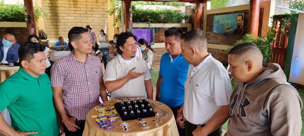alma_commema's tweet photo. Este #14Junio 15 #Comerciantes del sector Joyería y Orfebrería de los #MercadosMunicipales participaron en el Encuentro Nacional con protagonistas del sector de Orfebrería, organizado por el @MEFCCANic
#COMMEMA https://t.co/2oDgngkdsQ