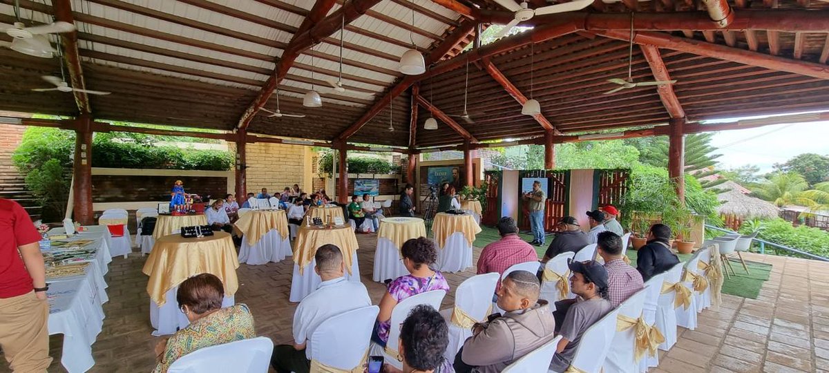 alma_commema's tweet photo. Este #14Junio 15 #Comerciantes del sector Joyería y Orfebrería de los #MercadosMunicipales participaron en el Encuentro Nacional con protagonistas del sector de Orfebrería, organizado por el @MEFCCANic
#COMMEMA https://t.co/2oDgngkdsQ