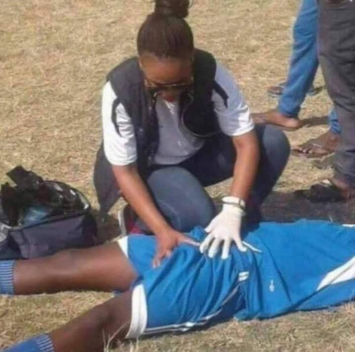 Jugador de NZ: Me duele el pecho 😫

Yo: Dónde, aquí????