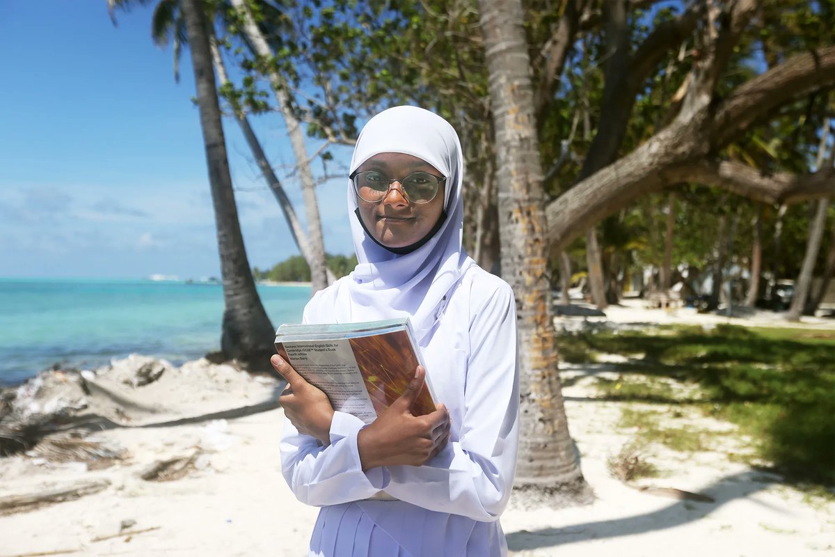 In the Maldives, the female employment rate is just 43% compared to 73% for men, far from the SDG 8 goal. <a href="/UN_Women/">UN Women</a> illuminates the #gendergap between men and women for work opportunities and #datarepresentation. To find out more, click here: buff.ly/3z7kT4u