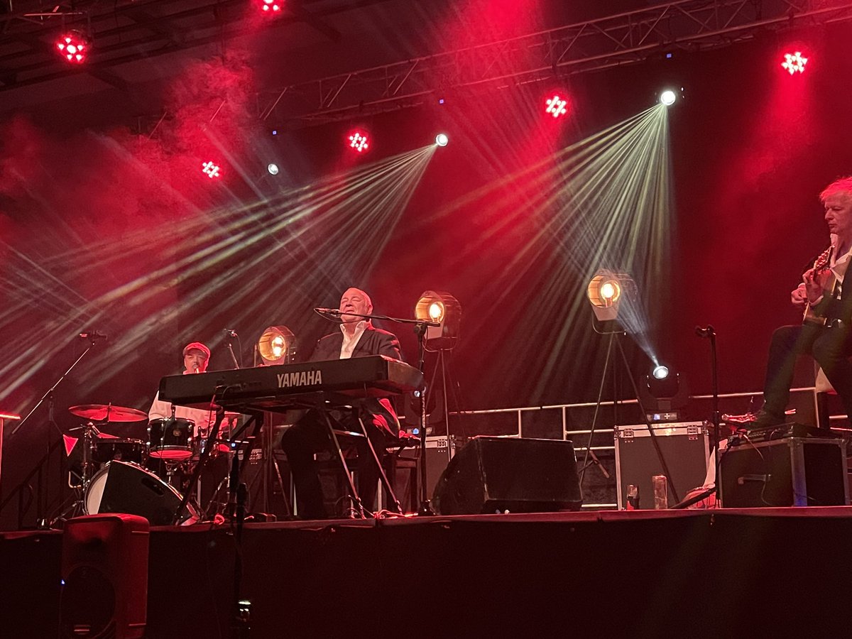 roman_glod's tweet photo. XVIII Festiwal Piosenki dla osób z niepełnosprawnościami w @WalbrzychMM ZOBACZ WE MNIE CZŁOWIEKA https://t.co/9UrnbyBLKi