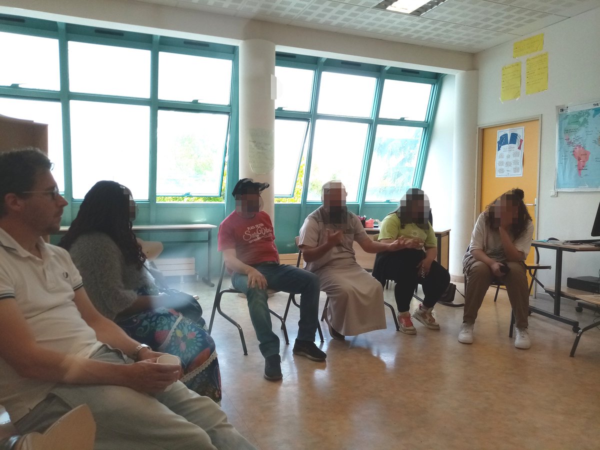 CollegeNBoileau's tweet photo. #co education, #phare. le rdv des parents  animé par nos élèves victimes et ou auteurs de contenus inadaptés sur les réseaux sociaux. Merci aux parents,aux élèves et à la maison des adolescents @MDA94 @AcCreteil @Chennevieres_94 beau moment de partage d' alliance éducative. https://t.co/01keFJTiJX