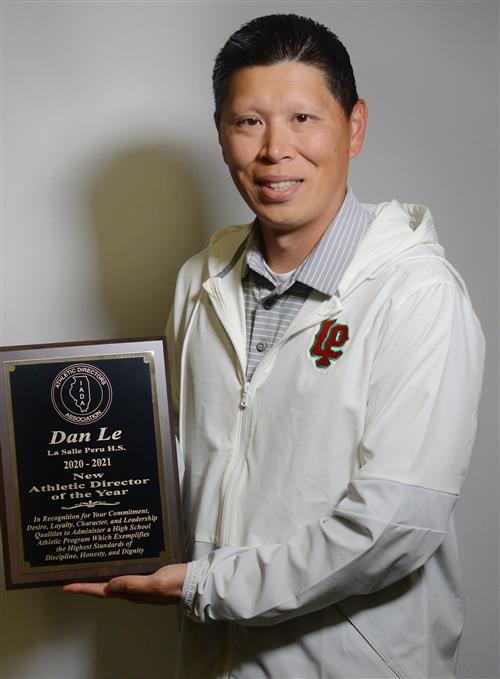 #IHSA June Board Meeting:

🔴🟢 LaSalle-Peru HS's Dan Le joins IHSA staff as Assistant Executive Director

🏈🆚  Board reverts to 1-16 seeding in Class 1A-6A Football Playoffs

🎳 <a href="/IHSAState/">IHSA State</a> bowling to return to Cherry Bowl/St. Clair

🔗 Full Recap➡️ihsa.org/News-Media/Ann…