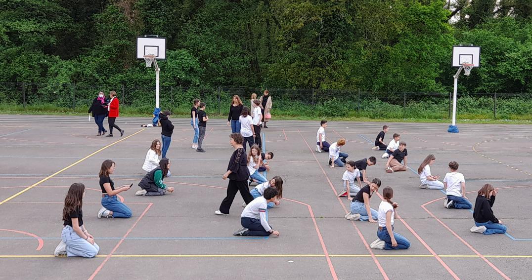 ClgDanielleMitt's tweet photo. Le saviez-vous ? 
Ce n'est pas une mais bien deux classes de 6e qui ont mis en #Chorégraphie #RDG des concepts géométriques.
Découvrez les au musée de #Samadet ou aux portes ouvertes du collège. 
@IremAquitaine @DeRegards
@LaraThomas42 viendra-t-elle ? https://t.co/D1m97UGN70