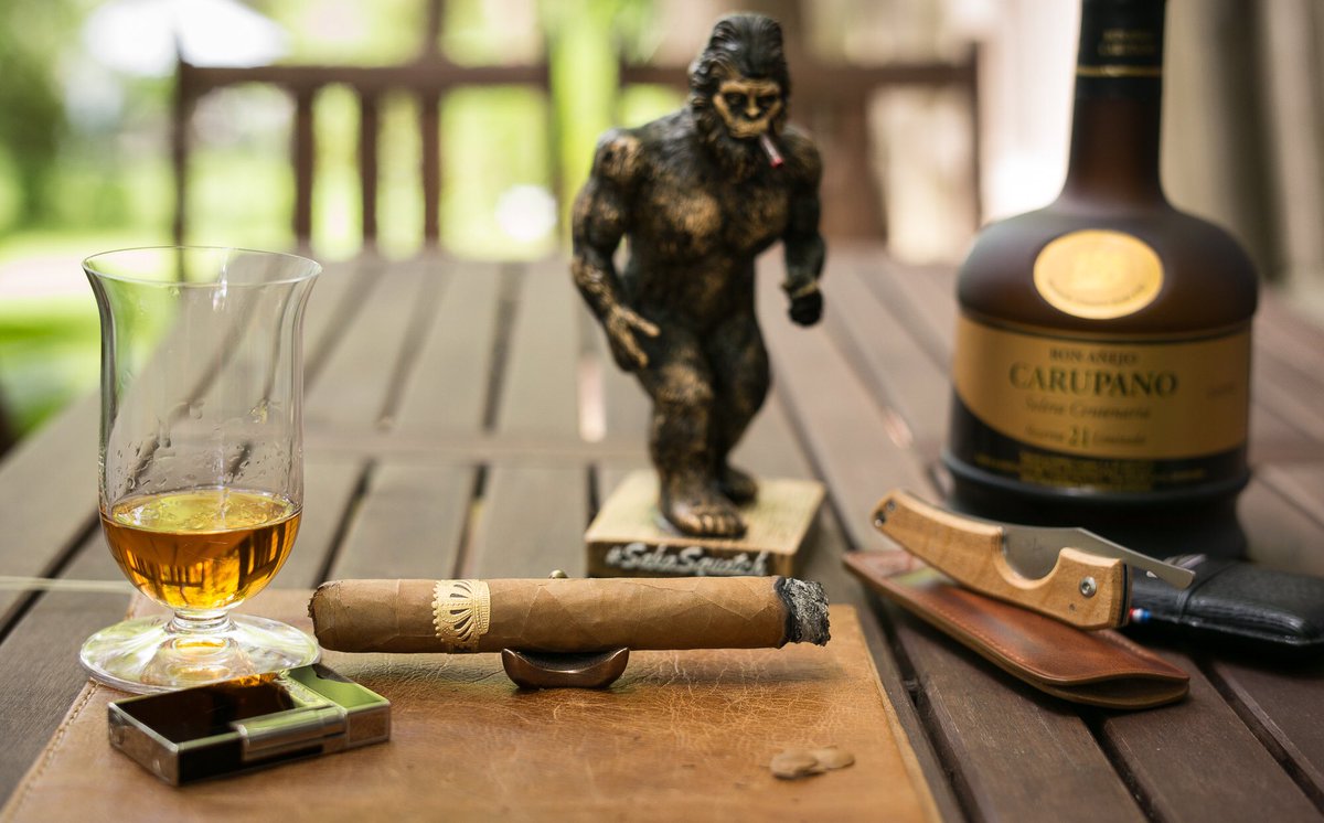 1307Alvaro's tweet photo. Relaxing and enjoying.
•
Sobremesa Brûlée Toro by #dunbartontobaccoandtrust
At @Smoking_Pipes +
Solera Centenaria 21 by @RonCarupano 
M 240 | Summilux 50mm f/1.4 Asph | ND
#leica #alvarolucenaphotography
#cigaraficionado #cigar #sakasquatch #ronesdevenezuela https://t.co/73CRNWg5LF