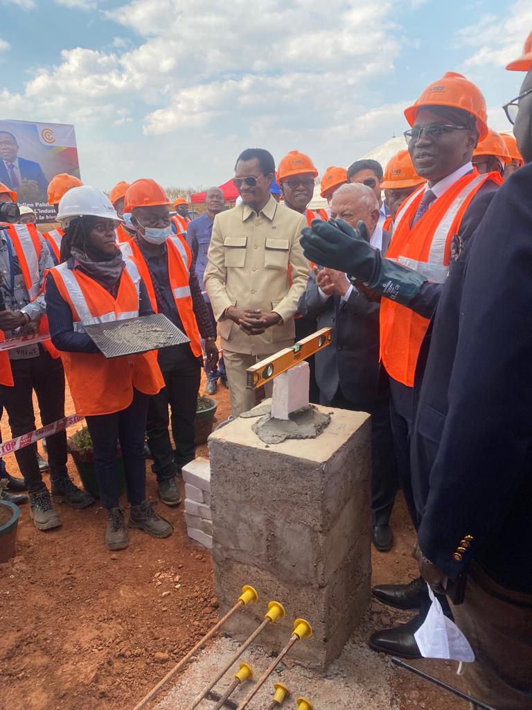 julienpalukucom's tweet photo. Lancement à Lubumbashi #RDC ce jour des travaux de construction de l'usine de production des câbles, poteaux et transformateurs électriques. Câbles en cuivre et en aluminium pour réduire la facture des importations, pr créer des emplois et de la richesse . Déjà 600 emplois créés https://t.co/AGUq8uHMDa