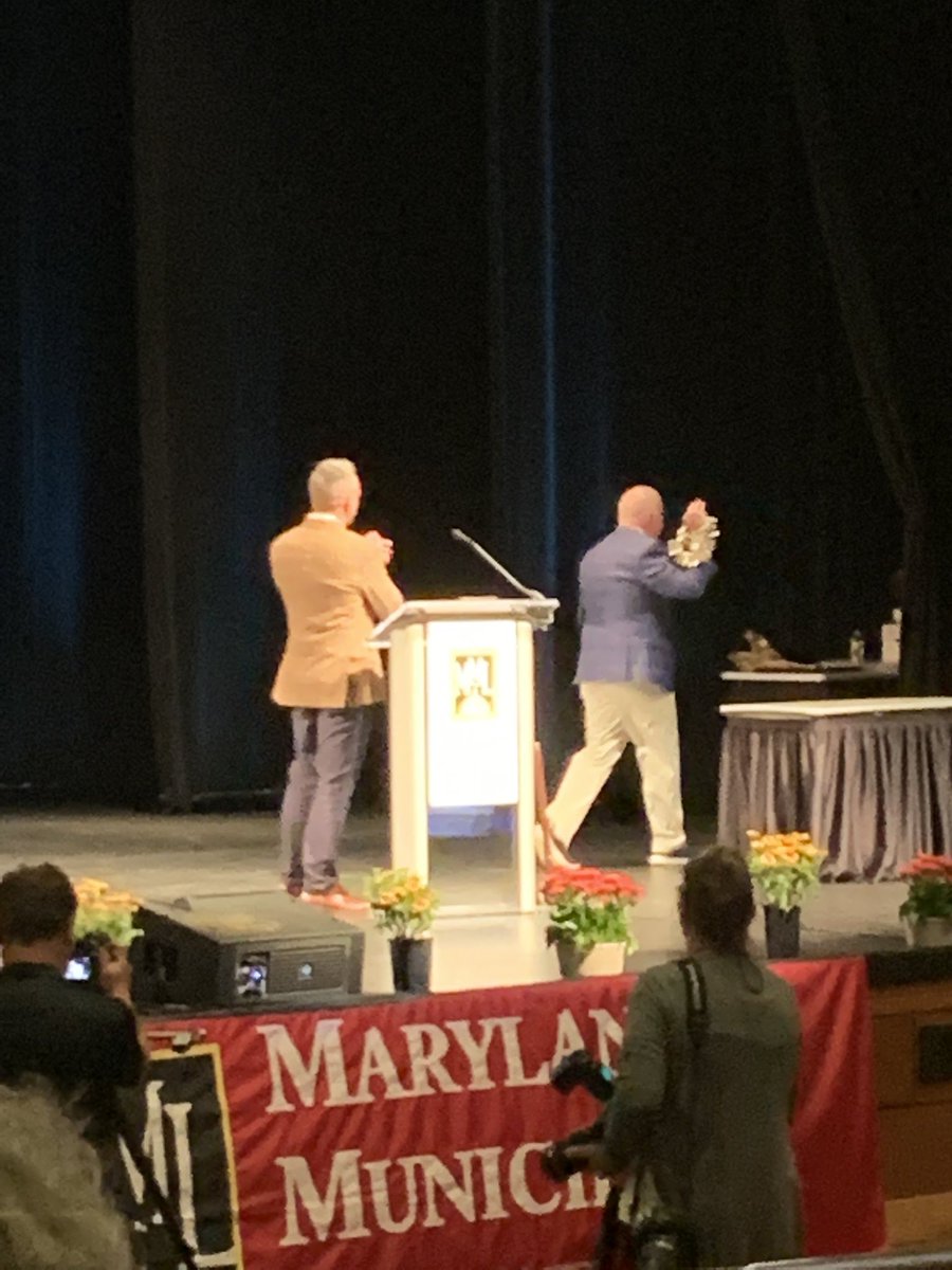 MDMunicipal's tweet photo. .@GovLarryHogan has been named an honorary member of MML and has been given a set of keys to each of our 157 member cities and towns! https://t.co/Kvi3uBa8zq