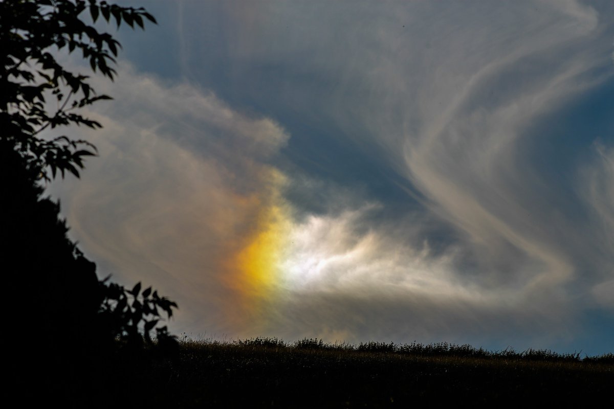 Spicey_Spiney's tweet photo. Between 18:27 - 20:10 BST 14th June 2022, we had several #parhelia (#sundogs) visible. Two of them were the brightest I've ever seen; in fact too bright to even look directly at them! Oxfordshire, UK #atmosphericoptics #opticaleffects #cirruscloud https://t.co/2tKpVYmPq1