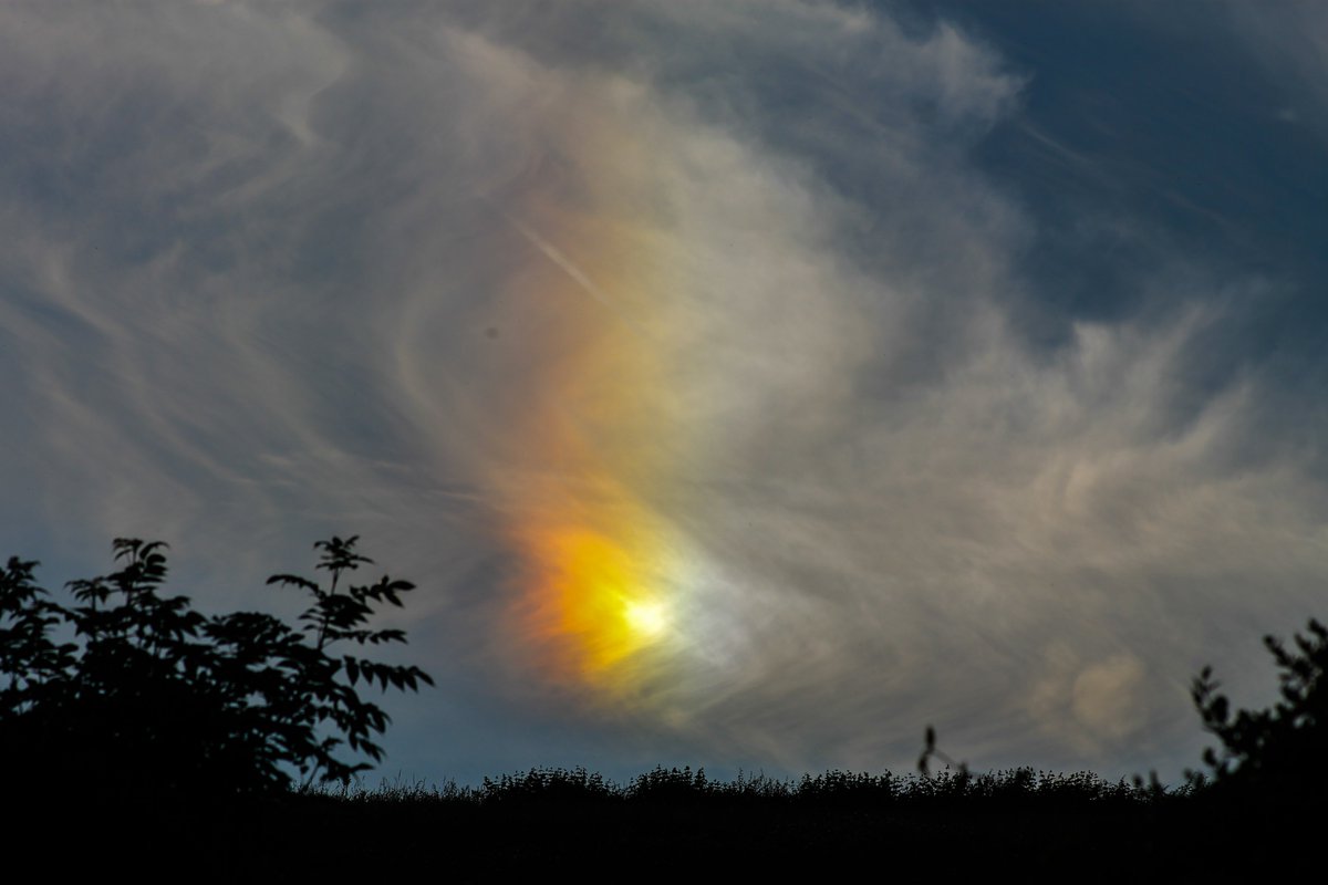 Spicey_Spiney's tweet photo. Between 18:27 - 20:10 BST 14th June 2022, we had several #parhelia (#sundogs) visible. Two of them were the brightest I've ever seen; in fact too bright to even look directly at them! Oxfordshire, UK #atmosphericoptics #opticaleffects #cirruscloud https://t.co/2tKpVYmPq1