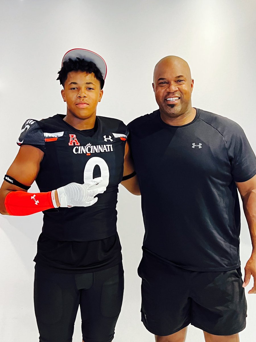 Had a great unofficial visit today <a href="/GoBearcatsFB/">Cincinnati Football</a>‼️Thanks for the love <a href="/ldavenport88/">Lynn Davenport</a> <a href="/UC_Recruiting/">Cincy FB Recruiting</a> <a href="/TheGuruStew/">CoachStewart</a> <a href="/GinoGuidugli/">Coach Gino Guidugli</a> Go Bearcats! 🐾❤️🖤#CinCityPride 

@CoachMike_AC 
<a href="/KHard5one/">Kevin Hardy</a> 
@AC_StingraysFB