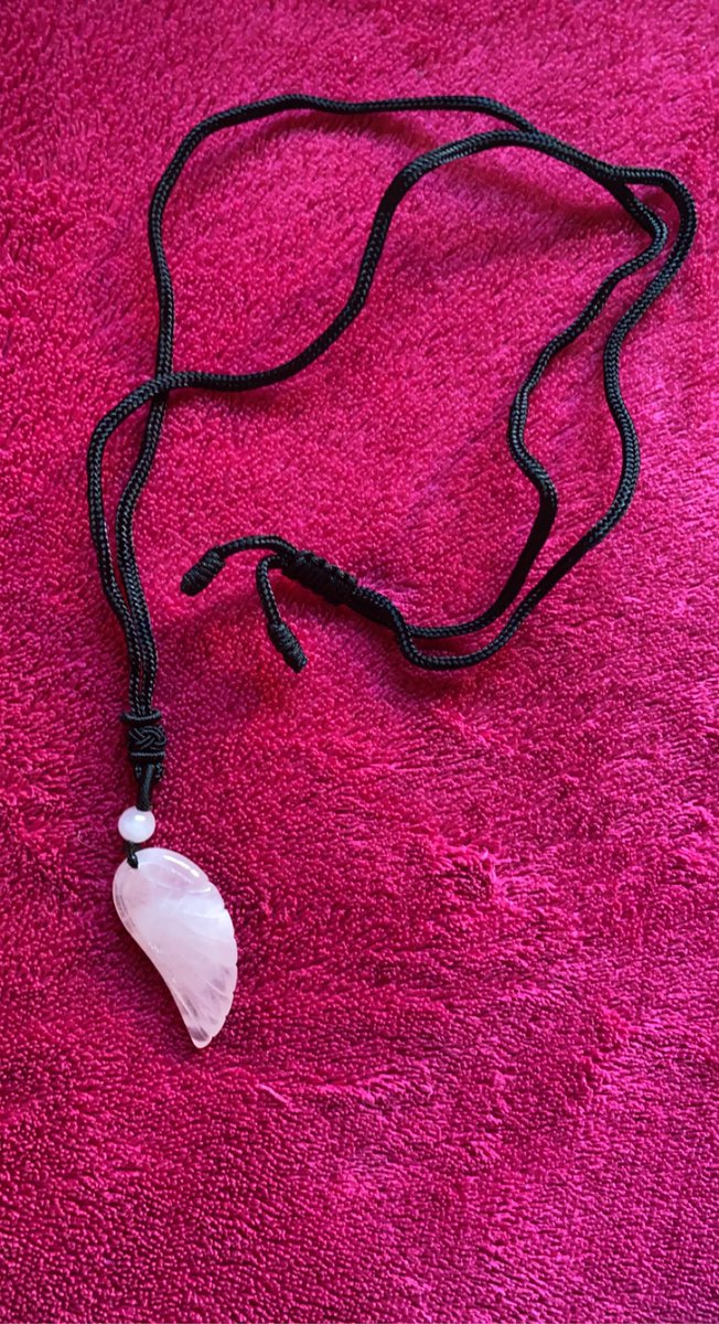 TheLighthouseCe's tweet photo. Todays reason to smile……..being gifted this beautiful rose quartz angel feather necklace just because. Now to get her in the moonlight #IHaveTheBestFriends #RoseQuartz #Gift #MoonLight #Charge #AngelFeather xxx https://t.co/WXOitCaQsf