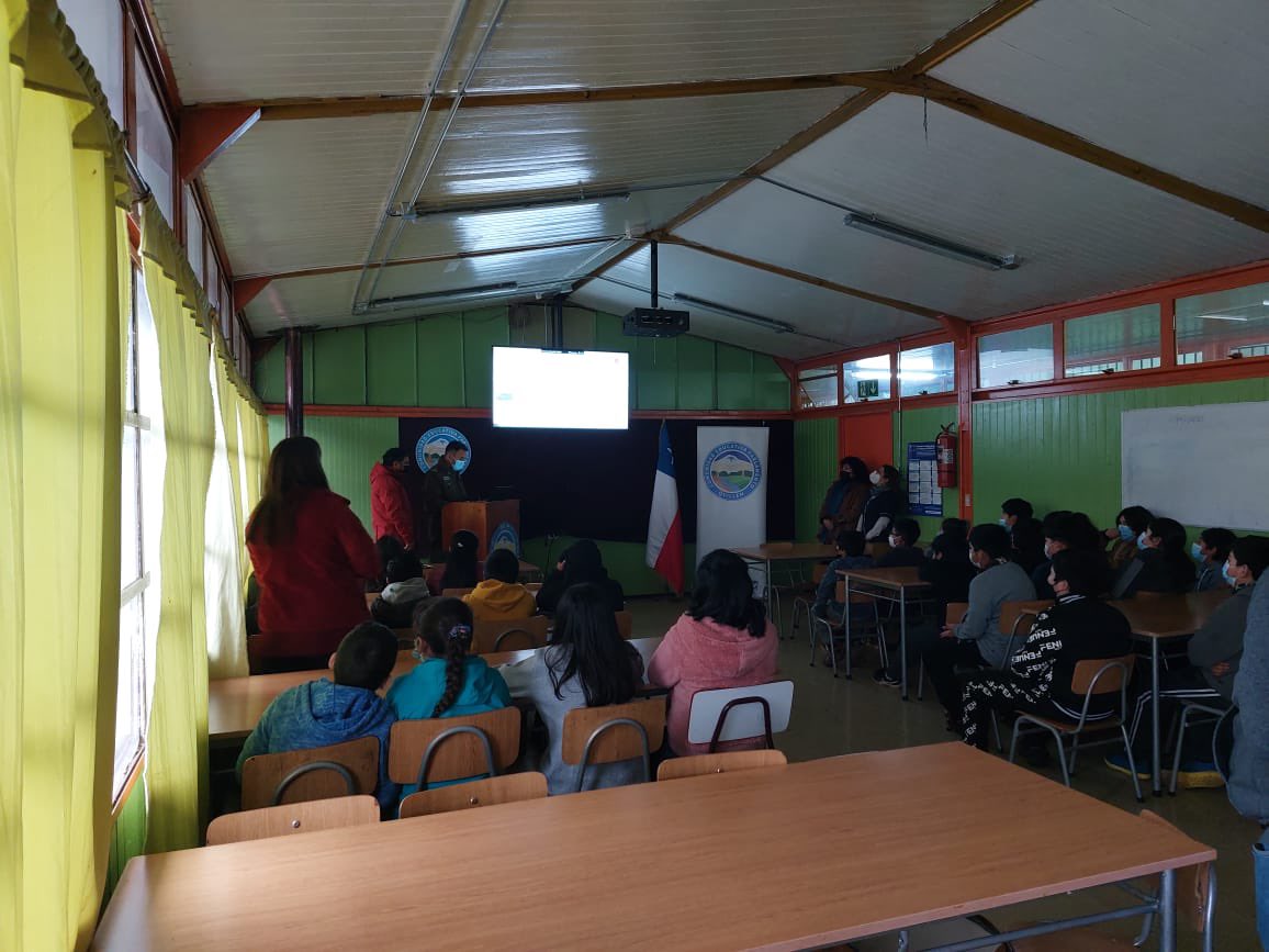 CarabAraucania's tweet photo. #Perquenco: Jefe de Retén junto a Patrulla Comunitaria de la 1ª Comisaría #Lautaro concurrieron hasta Escuela Parlamento de #Quillem para realizar charla preventiva a alumnos sobre casos de “Bullying” e incentivar la denuncia de estos. #LaPrevenciónEsNuestraEsencia https://t.co/DjbLtYFCfF