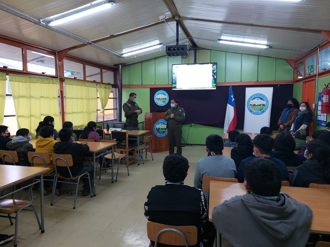 CarabAraucania's tweet photo. #Perquenco: Jefe de Retén junto a Patrulla Comunitaria de la 1ª Comisaría #Lautaro concurrieron hasta Escuela Parlamento de #Quillem para realizar charla preventiva a alumnos sobre casos de “Bullying” e incentivar la denuncia de estos. #LaPrevenciónEsNuestraEsencia https://t.co/DjbLtYFCfF