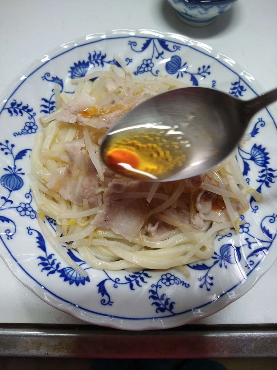 jamcham28490's tweet photo. 先日のリモート勤務ランチは
✿レンジで一発！豚バラもやしの油そば

冷凍うどんに、もやし・豚ニクを乗せてレンチン。ホントに一発(笑)

#キッコーマン 本つゆ と #かどや ごま油をかけるだけ〜で簡単美味し🤣

#キッコーマンごはん部 #��どや製油 #まんぷくまぜ麺モニター  #キッコーマンつかお https://t.co/WMJtMoCska