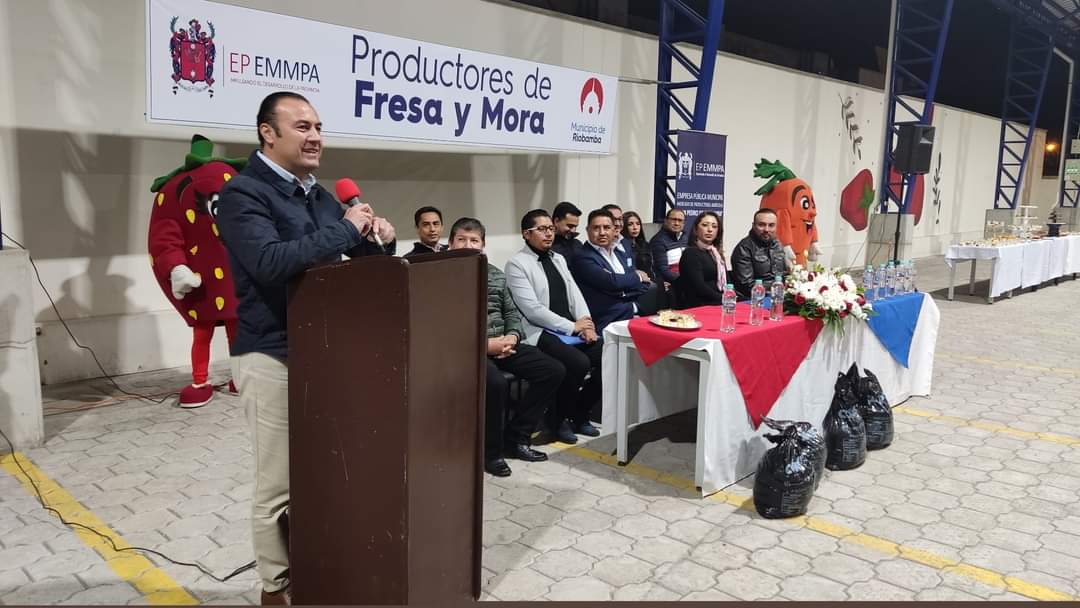 NapoCadena's tweet photo. Entregamos a los comerciantes #riobambeños, la nueva nave para la comercialización de fresa y mora en la Empresa Pública Municipal Mercado de Productores Agrícolas San Pedro de #Riobamba #EMMPA, la misma que beneficiará directamente a los productores de estas frutas. https://t.co/QDNaafLYj2