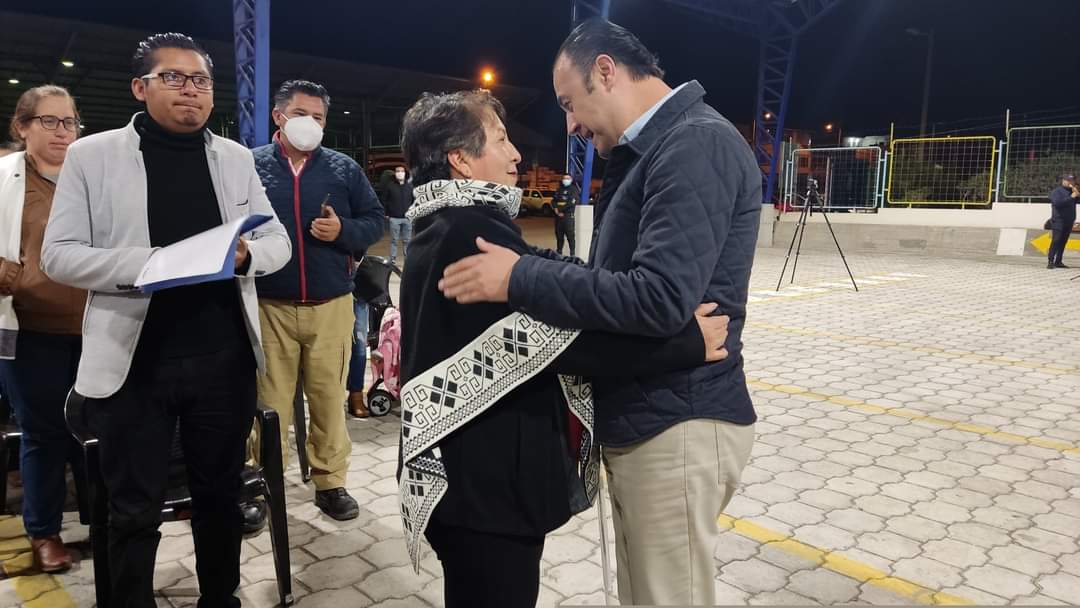 NapoCadena's tweet photo. Entregamos a los comerciantes #riobambeños, la nueva nave para la comercialización de fresa y mora en la Empresa Pública Municipal Mercado de Productores Agrícolas San Pedro de #Riobamba #EMMPA, la misma que beneficiará directamente a los productores de estas frutas. https://t.co/QDNaafLYj2