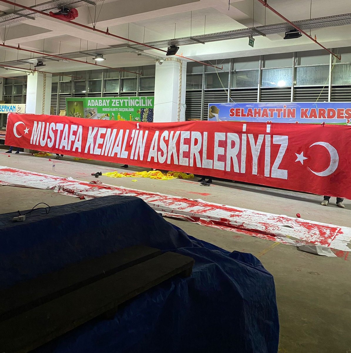 umitozdag's tweet photo. İzmir'de Türkiye-Litvanya maçına bu pankartı "yasak" diye sokmadınız!
Tüm stad "Mustafa Kemal'in Askerleriyiz" "Ne Mutlu Türk'üm Diyene" ve "Ülkede Mülteci İstemiyoruz" sloganlarıyla inliyor!
İzmirli futbolseverleri duyarlılığı için tebrik ediyorum. https://t.co/DJih8SN0pf