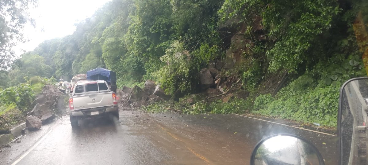 EUMazatenango's tweet photo. #EUTransito lento en los kilómetros 194-199 debido a un derrumbe que mantiene obstaculizado un carril en la ruta de #Retalhuleu a #Quetzaltenango. https://t.co/KkxmNiyIzm