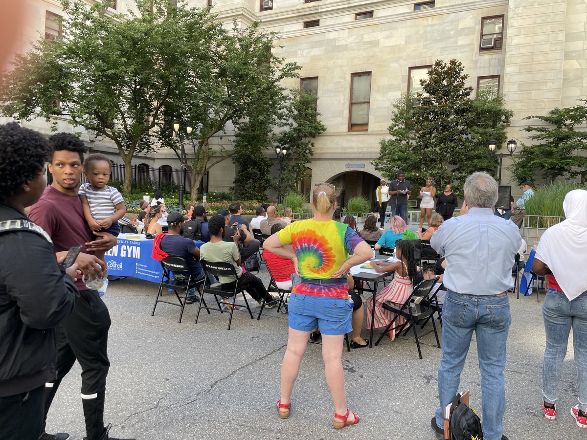 susanvmangold's tweet photo. At City Hall with ⁦@JuvLaw1975⁩ ⁦@Advocates_TYS⁩. Amazing program cosponsored by Philly Homes for Youth demanding funds from OHS for stable housing. All youth, especially youth aging out of foster care, and those with children need affordable, stable housing https://t.co/Y66txDS4pa