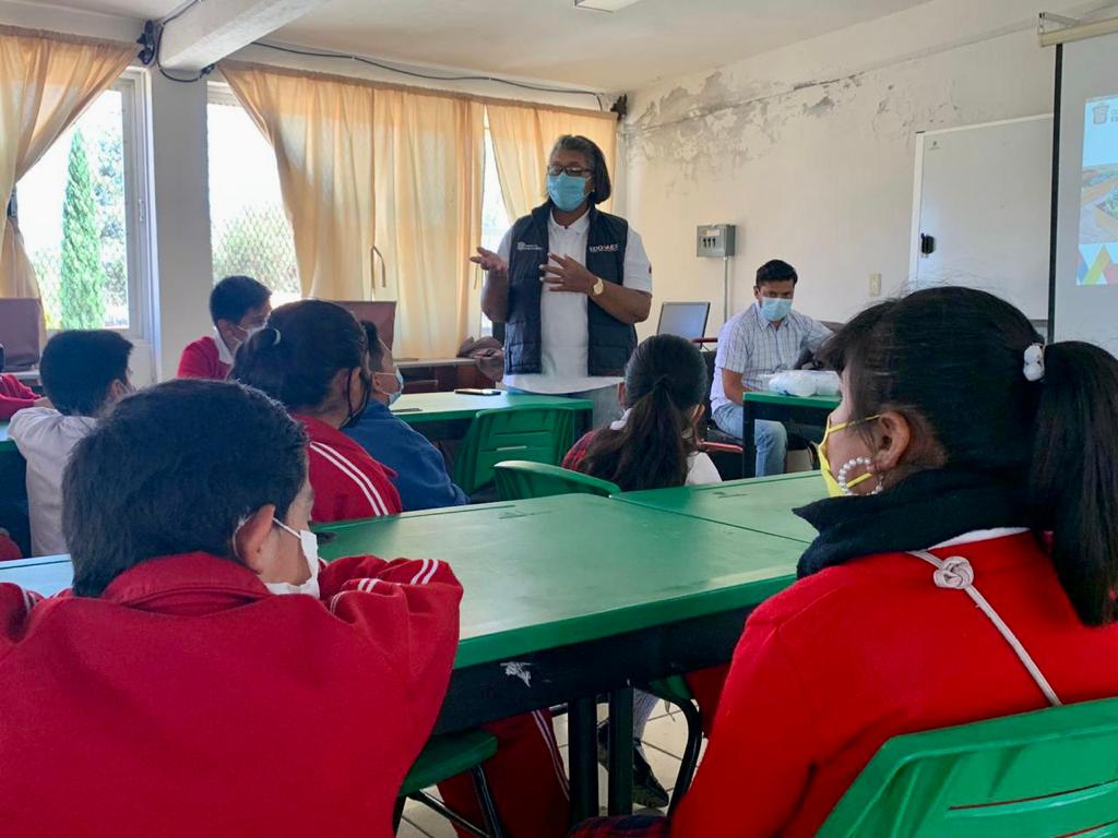 AmbienteEdomex's tweet photo. Cultivar verduras, hortalizas, frutas o legumbres en casa con procesos productivos naturales, nos ayuda  a la economía familiar, para replicar esta iniciativa, la #CGCE de la #SAMGEM impartió a alumnos de la Esc. Prim. J. Pilar Olivares de #Axapusco el taller “Huertos Urbanos”. https://t.co/frGNVQ626O