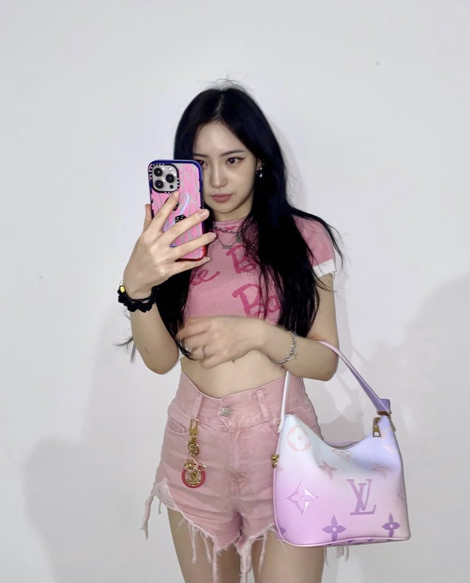 YOU_DAYEONTH's tweet photo. [📸] dayeon_you Instagram Update (1)

"luv my pink 💞"

ดายอนมาอัพเช้ามากค่ะ ที่เกาหลีก็กำลังจะ6โมงเช้า ส่วนเรายังไม่ได้นอนเลยค่าาา

#YOUDAYEON #유다연 #ยูดายอน https://t.co/sWUBpGUiAg