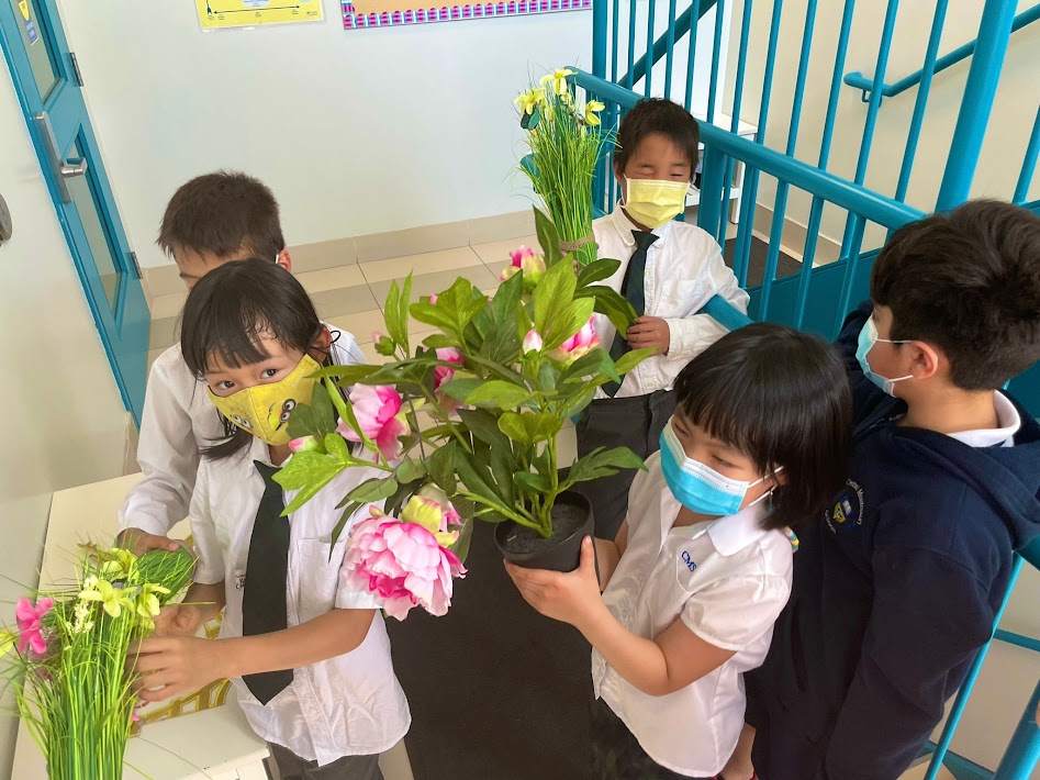 CentralCMS's tweet photo. As the school year winds down, CMS students engaging in many outdoor activities. Here they showcase some of their yoga stretches and their flower arranging skills. #outdoorfun #practicalactivities @ccmamontessori https://t.co/7dAFl8N58s