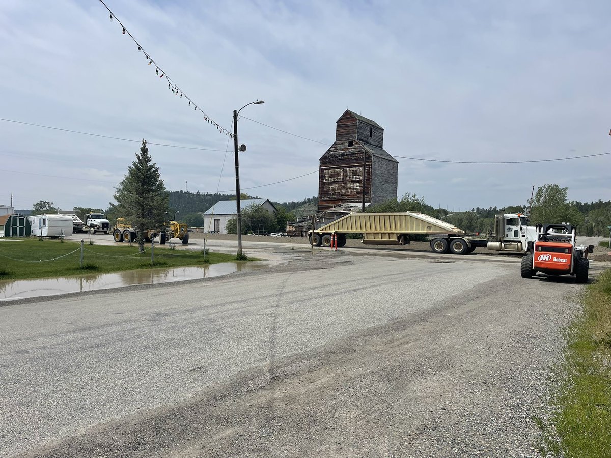 spencerarmlinwx's tweet photo. Flooding is happening in Reed Point, Montana. All hands on deck to build a dam on Main Street. #mtwx #mtflood #Yellowstone https://t.co/OUcAbKwZIF