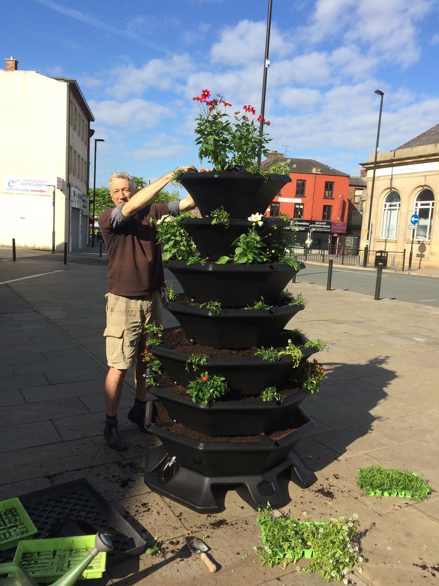 BloomMiddleton's tweet image. The @ViewsGe planters are finally here &amp;amp; installed in #MiddletonTownCentre to add a splash of colour outside @lords1893 thanks to #JohnLeeFoldAllotments for working alongside us on this project. A special thanks to @RochdaleCouncil Middleton Township for their support 🌸🌺🌻