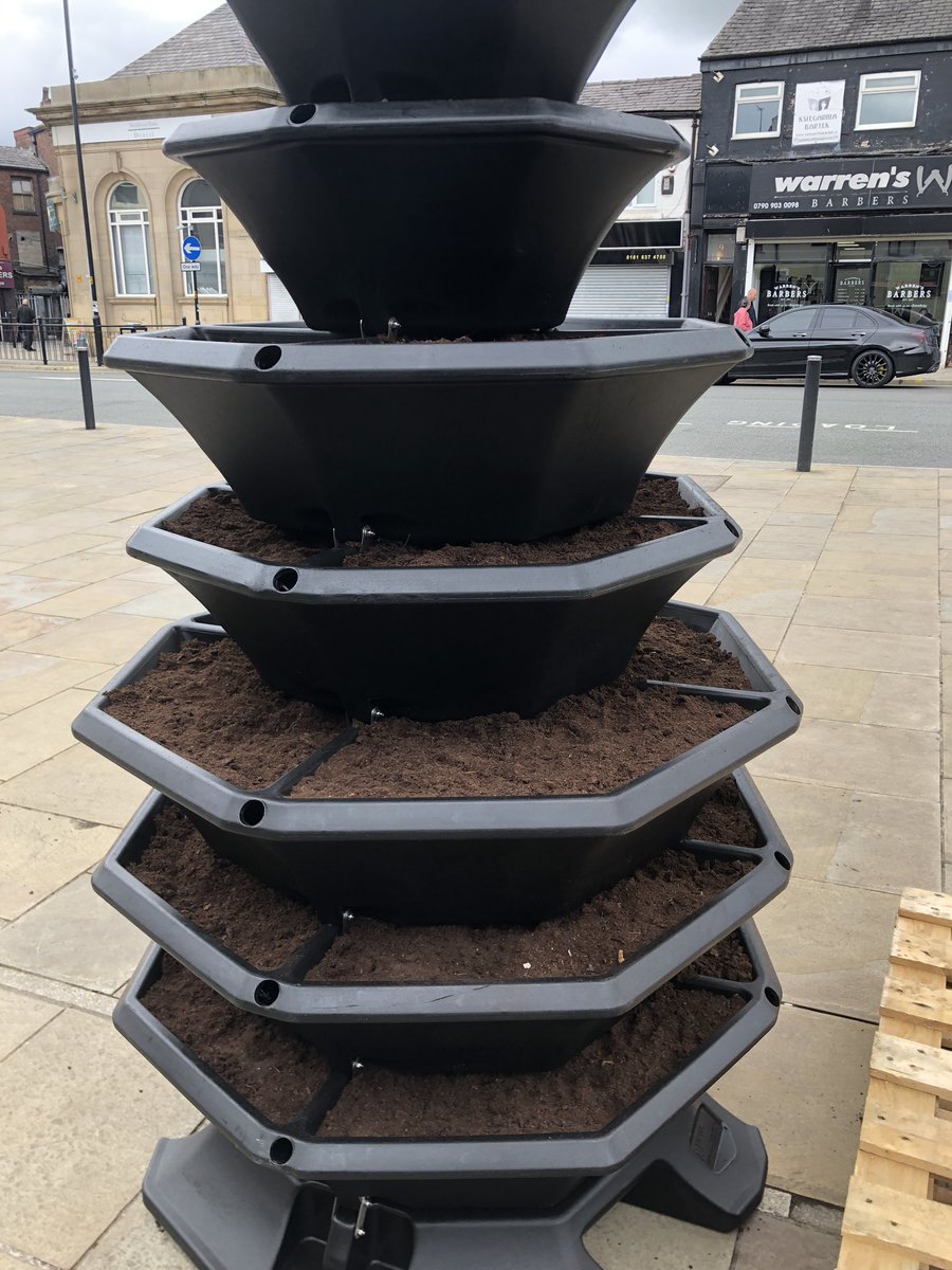 BloomMiddleton's tweet image. The @ViewsGe planters are finally here &amp;amp; installed in #MiddletonTownCentre to add a splash of colour outside @lords1893 thanks to #JohnLeeFoldAllotments for working alongside us on this project. A special thanks to @RochdaleCouncil Middleton Township for their support 🌸🌺🌻