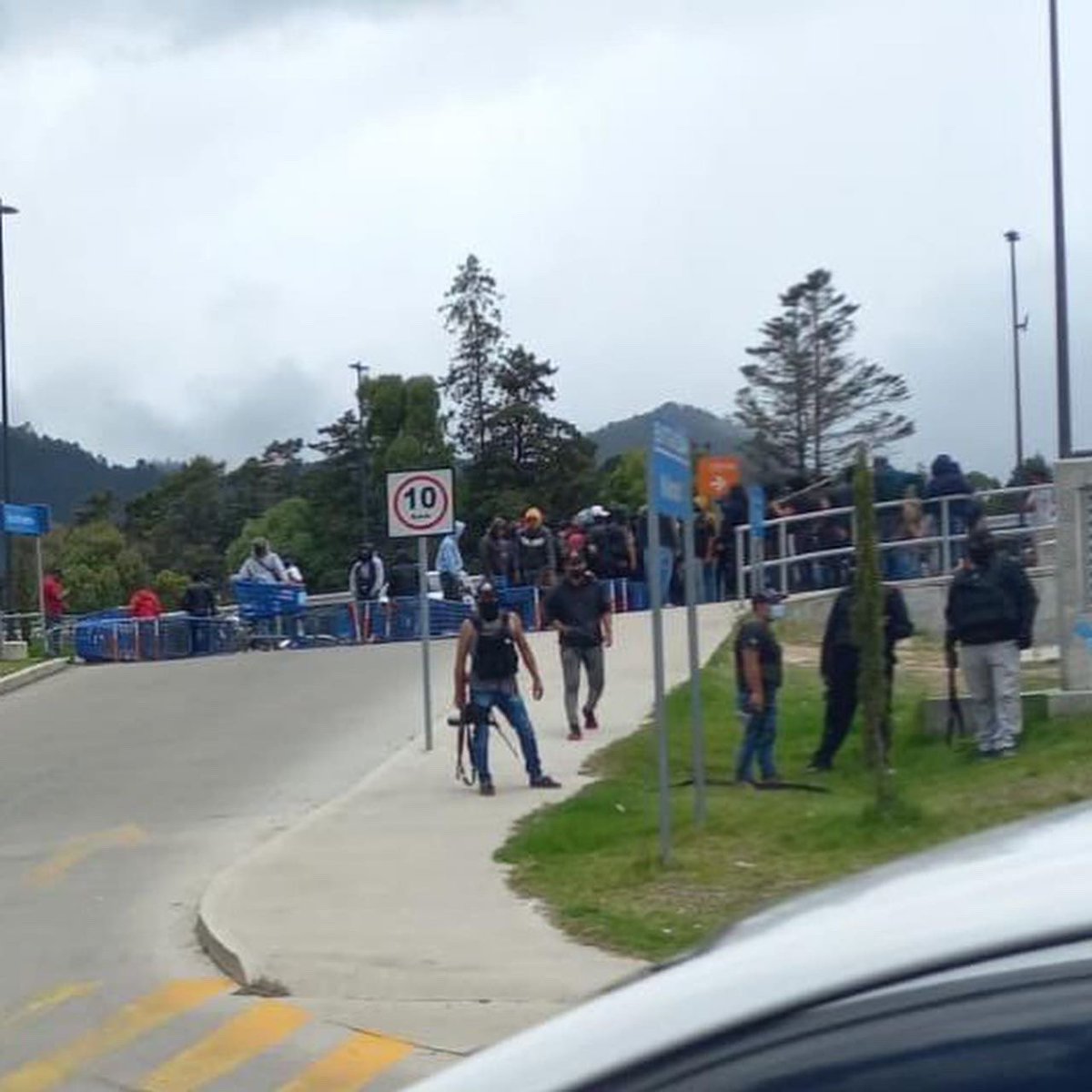 sopitas's tweet photo. 🚨 En Chiapas, desde hace varias horas, grupos civiles armados han tomado San Cristóbal de las Casas. Presuntamente los grupos de crimen organizado se pelean el control de la central de abastos y el mercado. En breve más información 👇    

Con información de @isain https://t.co/JTY6OYTrox