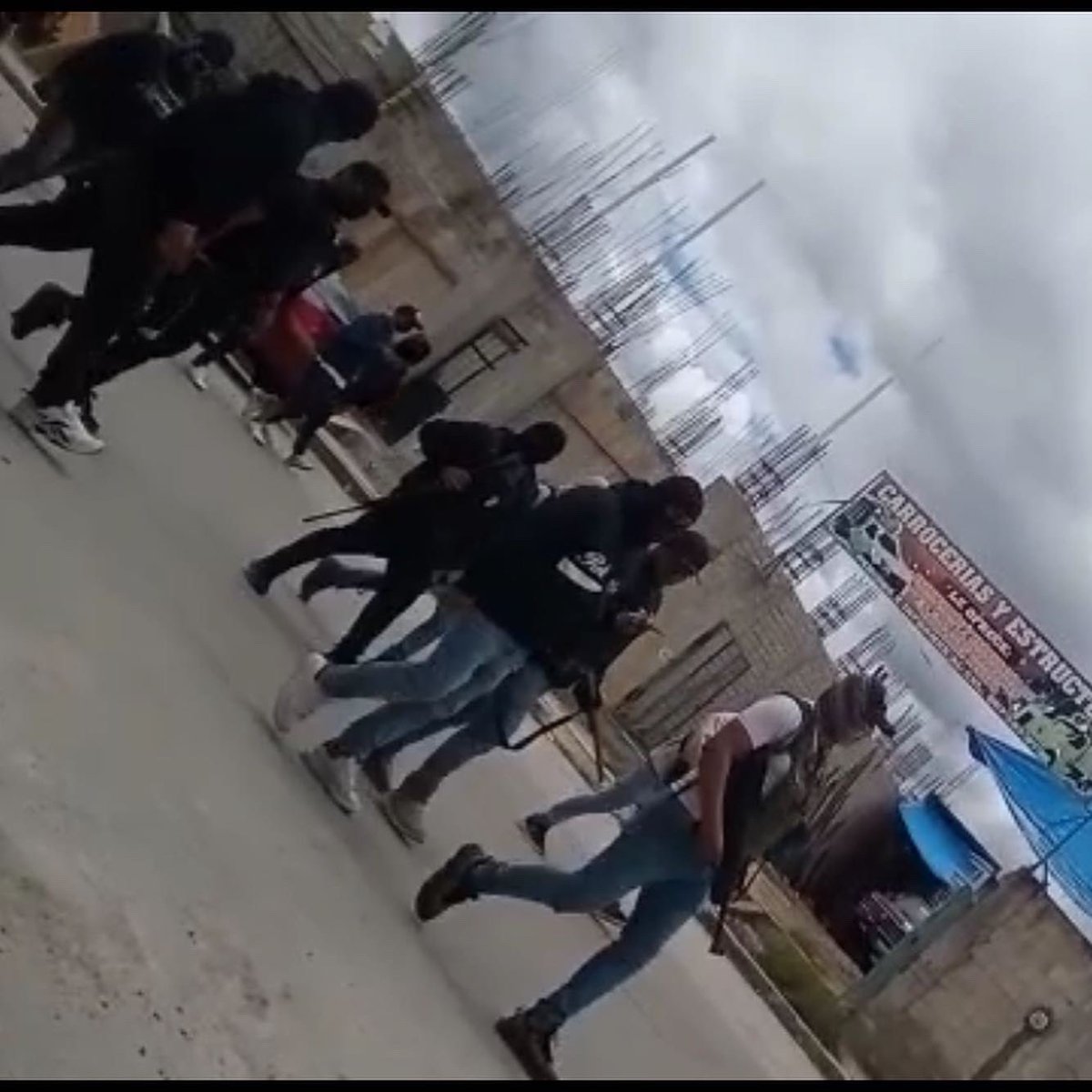 sopitas's tweet photo. 🚨 En Chiapas, desde hace varias horas, grupos civiles armados han tomado San Cristóbal de las Casas. Presuntamente los grupos de crimen organizado se pelean el control de la central de abastos y el mercado. En breve más información 👇    

Con información de @isain https://t.co/JTY6OYTrox